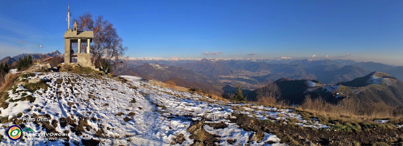 52 Vista panoramica dalla Madonnina della neve del Monte Poieto (1360 m).jpg